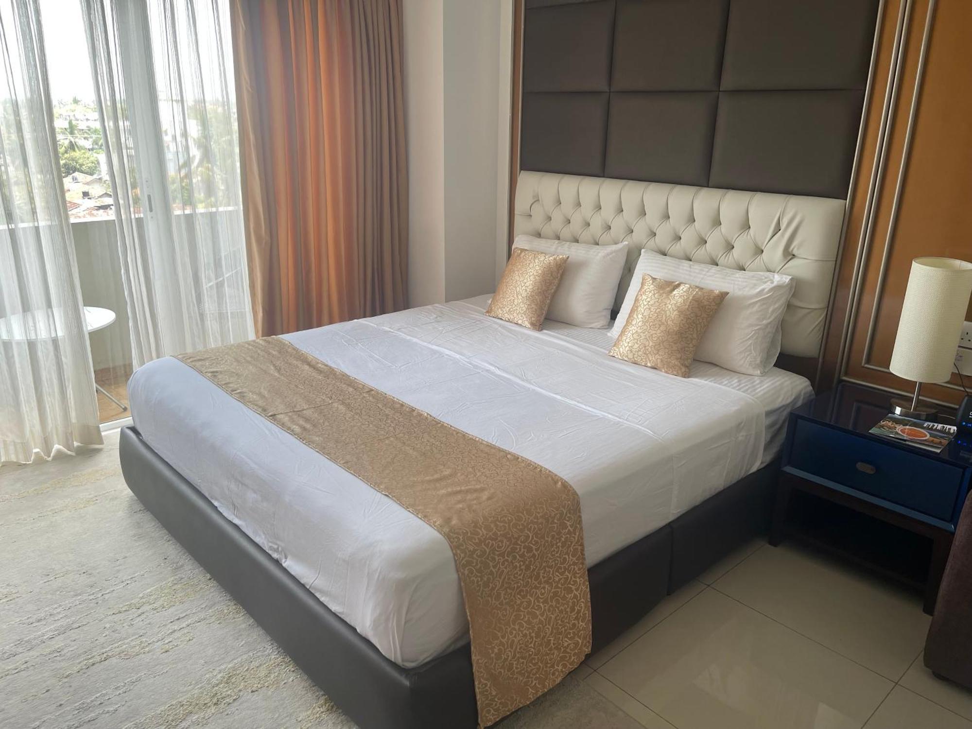Ocean Breeze Sea View Luxury Apartments Negombo Exteriör bild