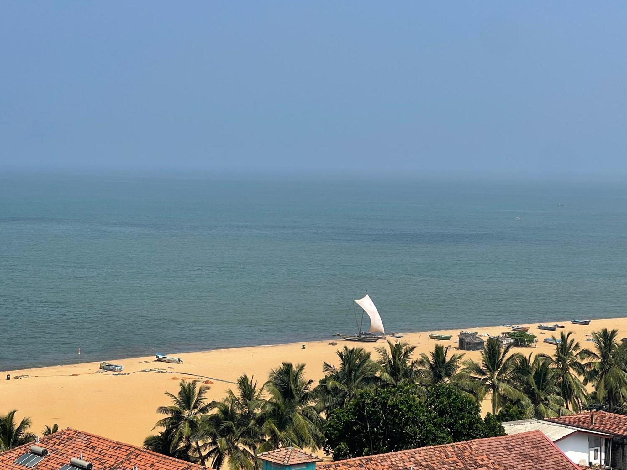 Ocean Breeze Sea View Luxury Apartments Negombo Exteriör bild