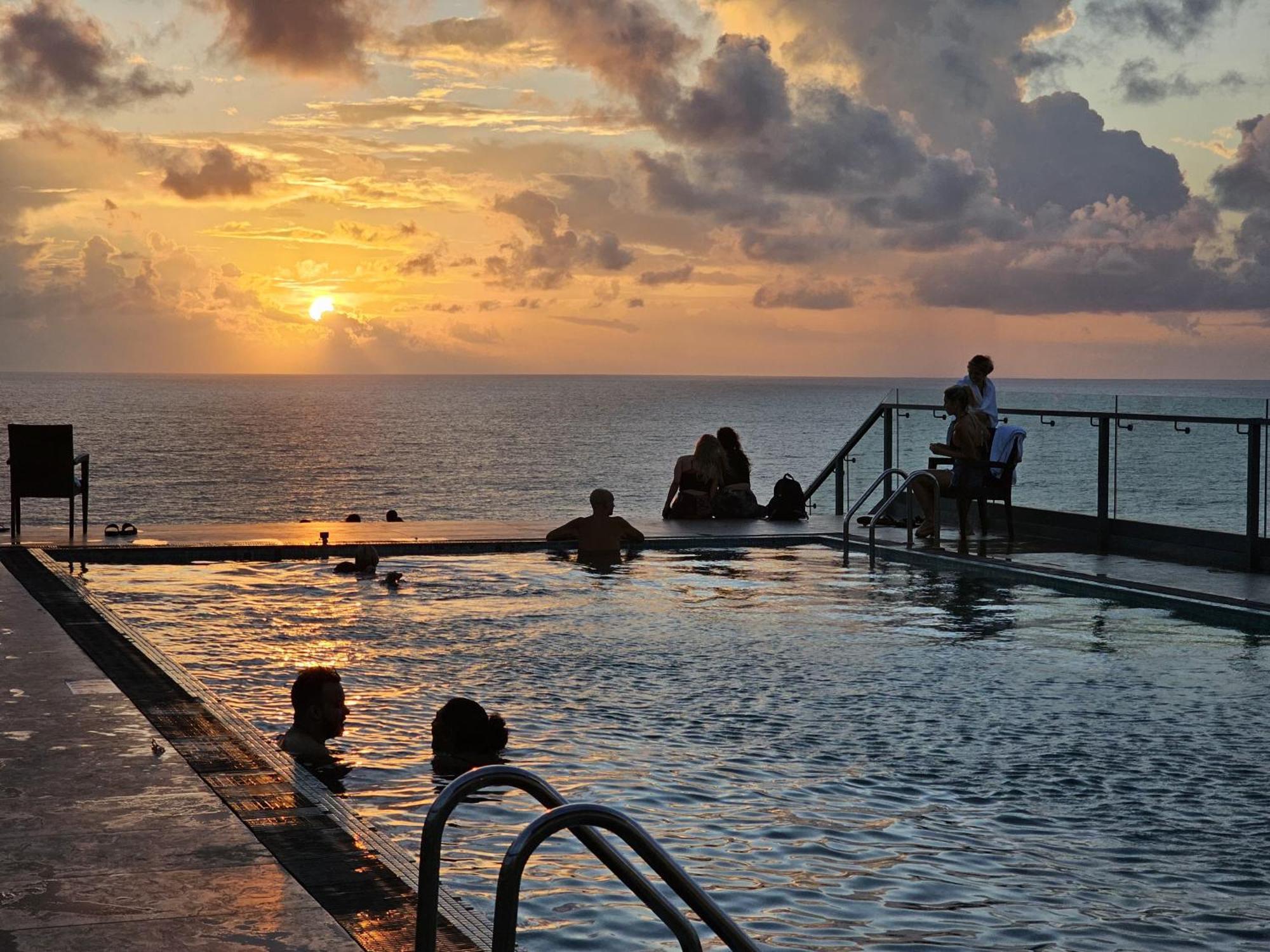 Ocean Breeze Sea View Luxury Apartments Negombo Exteriör bild