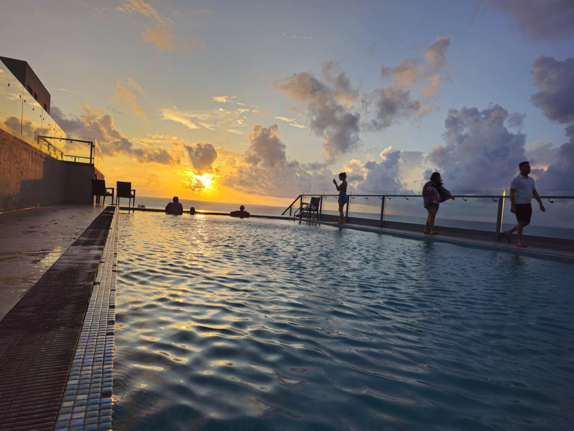 Ocean Breeze Sea View Luxury Apartments Negombo Exteriör bild