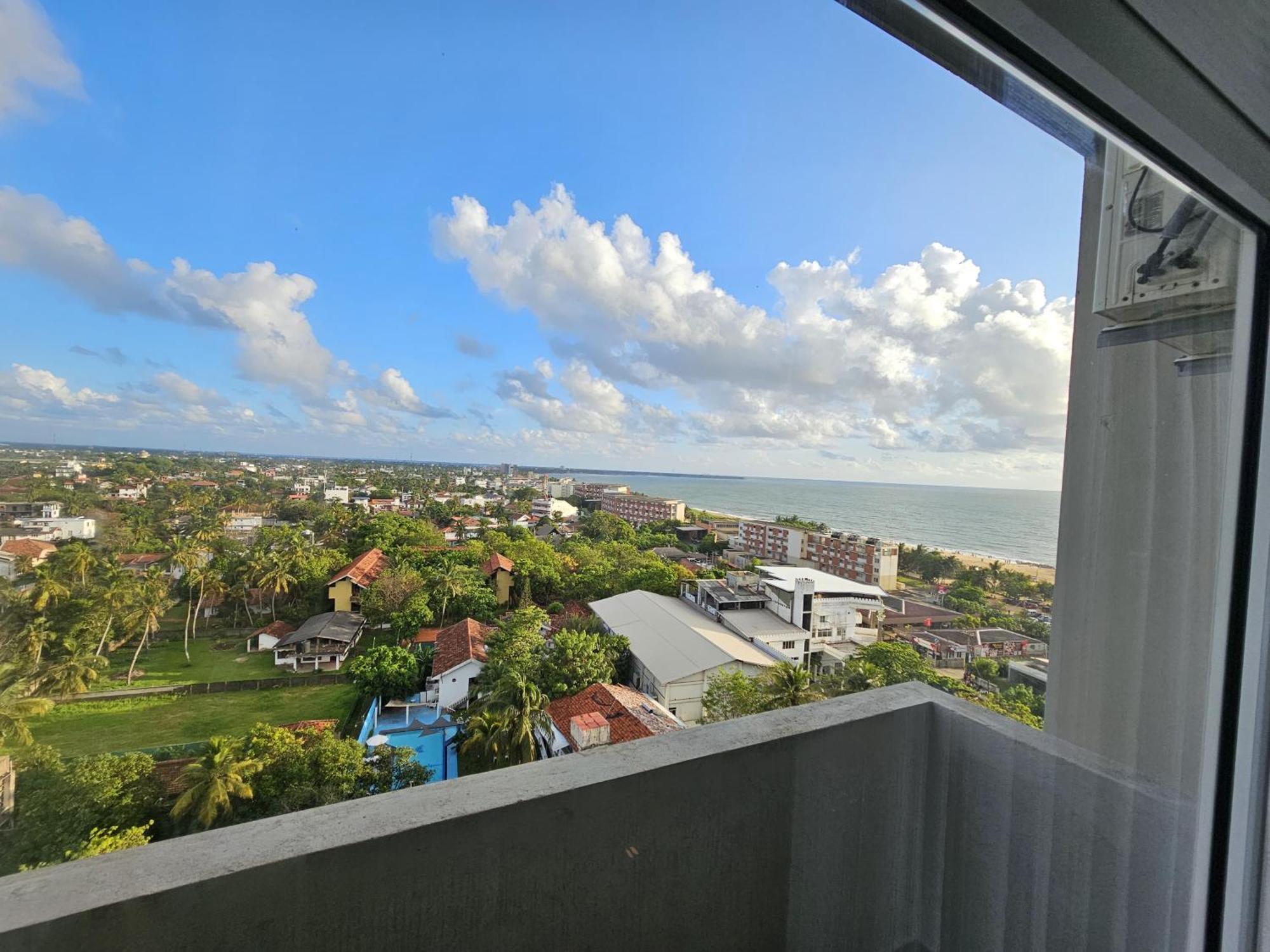 Ocean Breeze Sea View Luxury Apartments Negombo Exteriör bild