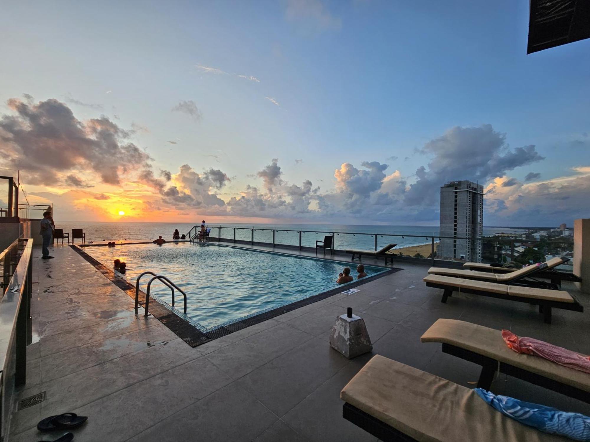 Ocean Breeze Sea View Luxury Apartments Negombo Exteriör bild